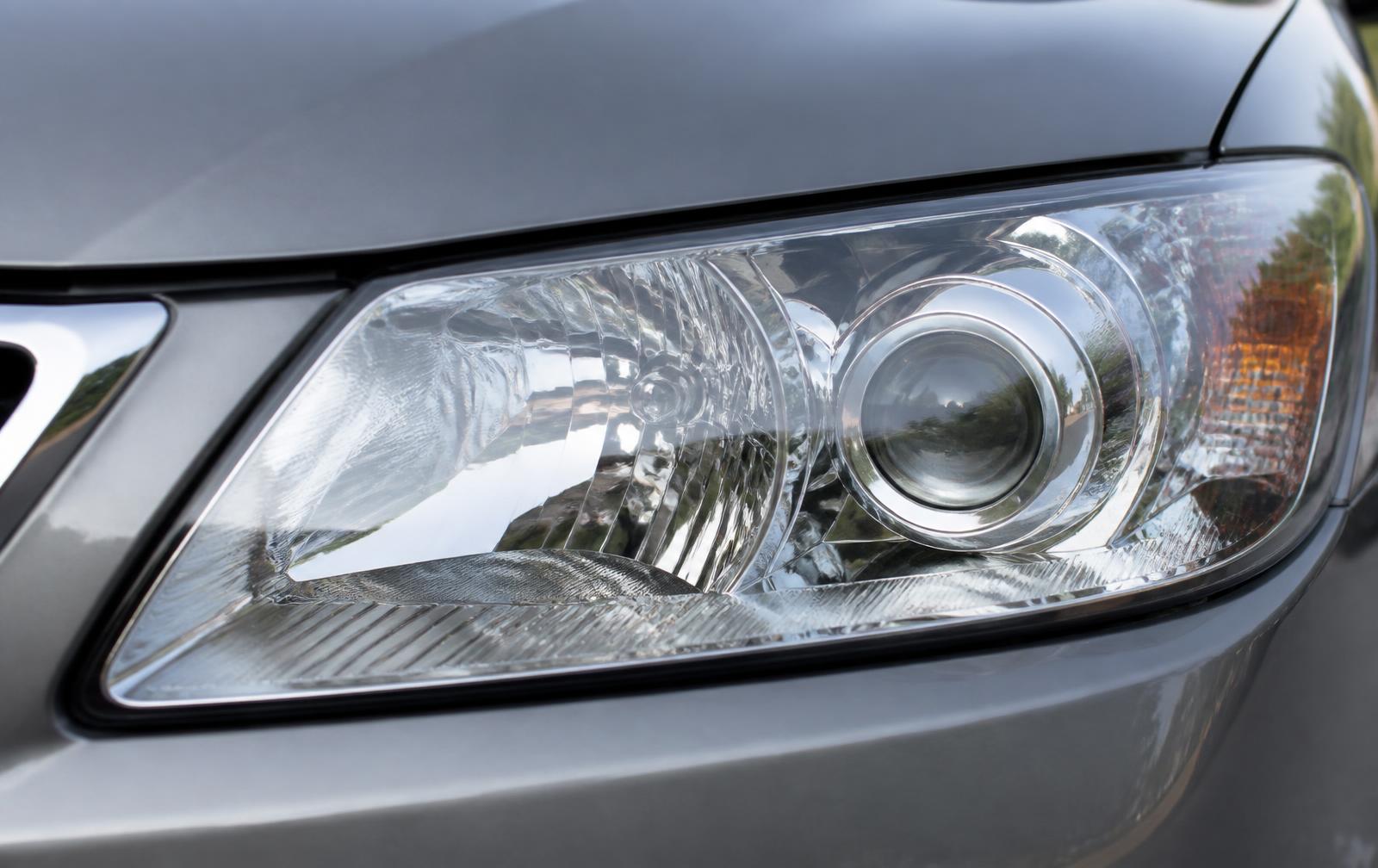 Clear headlight after restoration and ceramic coating — cloudy car headlight before professional restoration compared with the restored lens